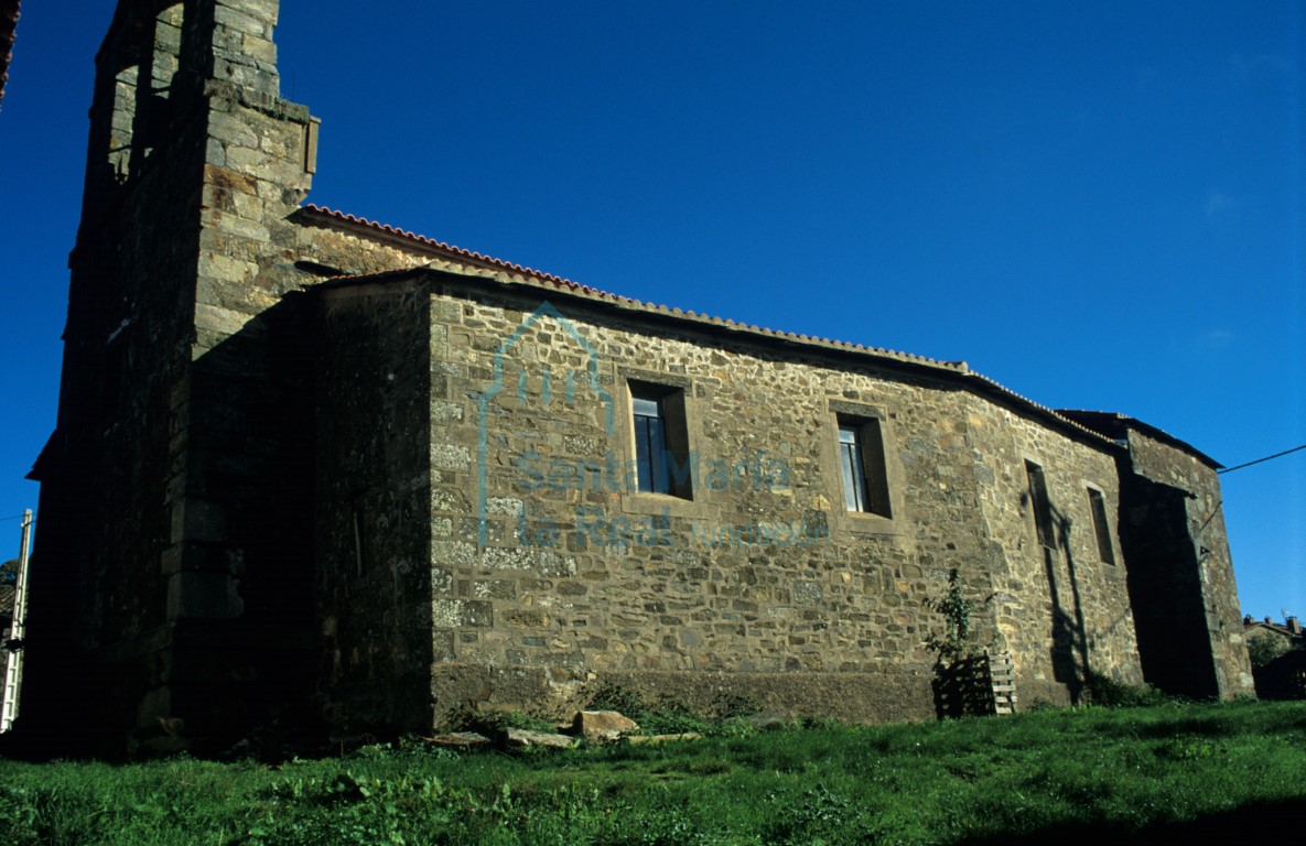 Vista de la iglesia desde el lado suroeste