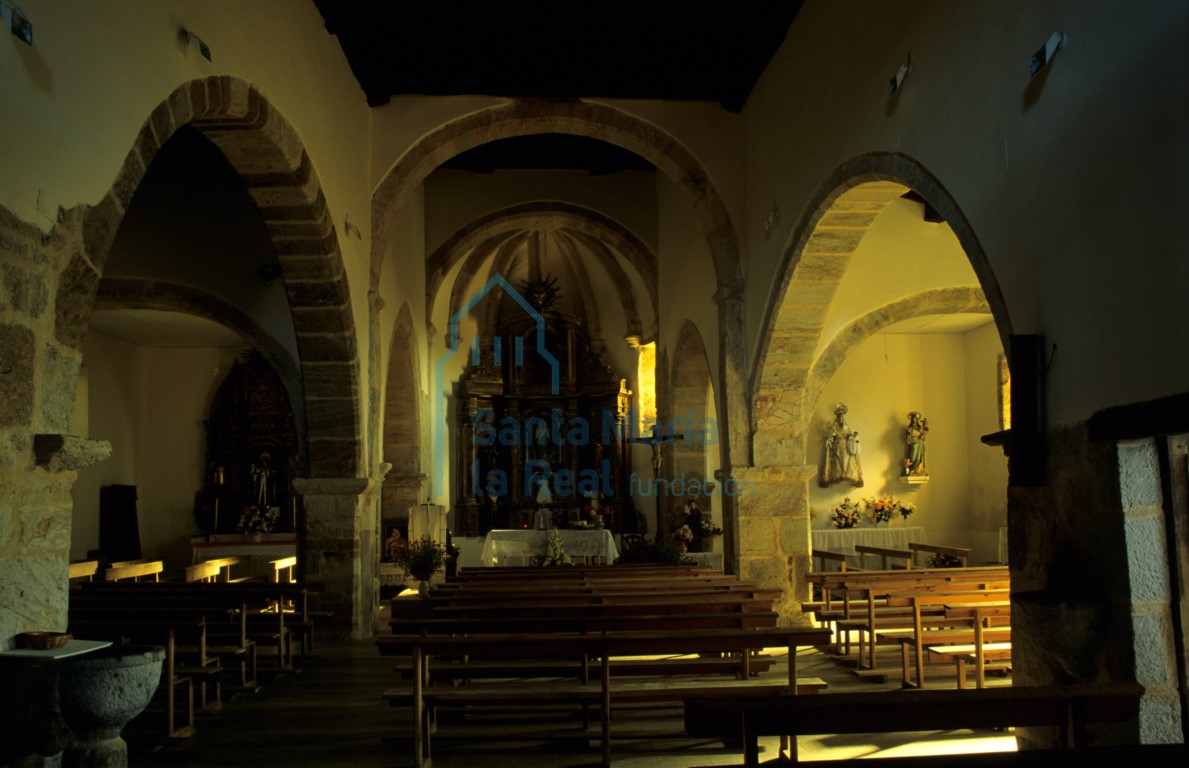 Vista del interior de la iglesia hacia la cabecera