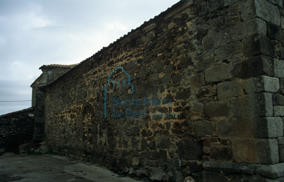 Muro norte de la nave, que incluye una portada cegada