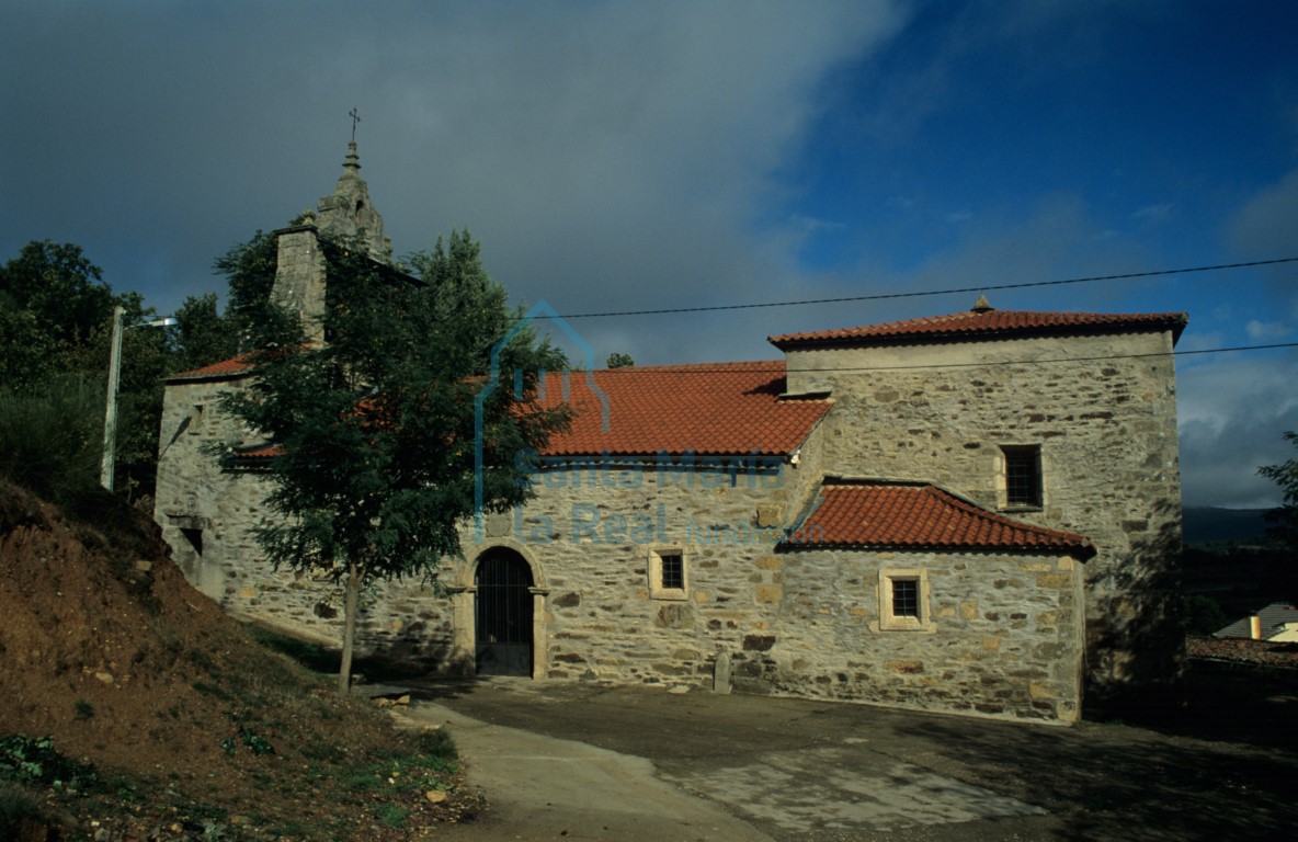 Vista de la iglesia desde el lado sur