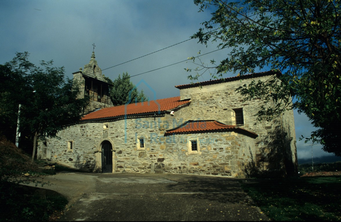 Vista de la iglesia desde el lado sureste