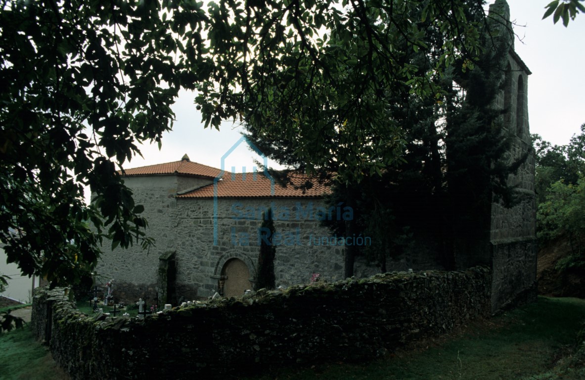 Vista de la iglesia desde el noroeste