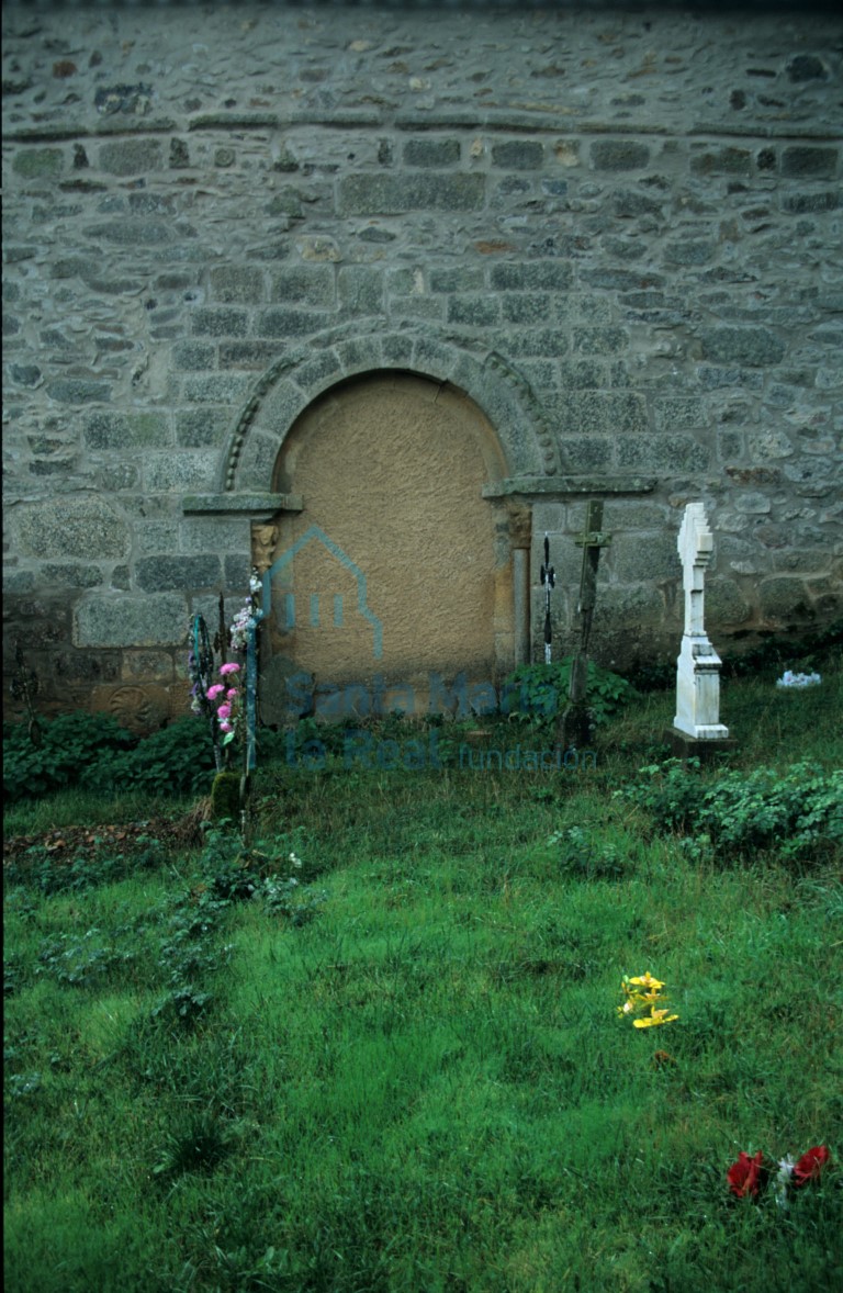 Portada románica en el muro septentrional