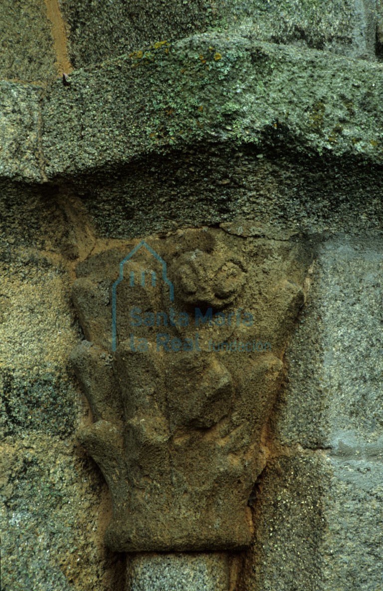 Detalle del capitel occidental de la portada románica del muro septentrional