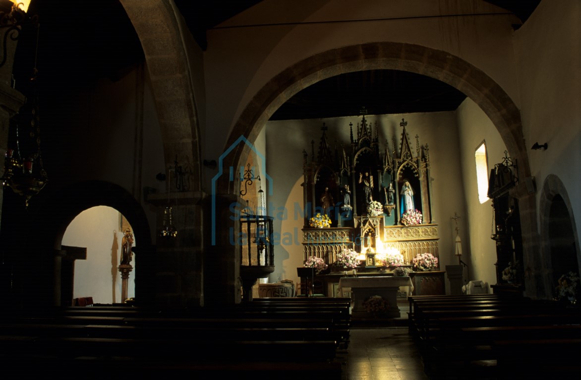 Interior del templo hacia la cabecera