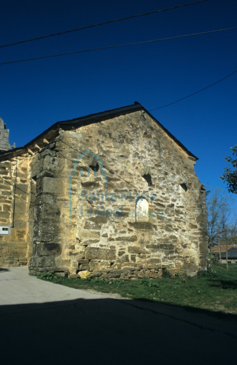 Vista del exterior de la iglesia desde el lado este