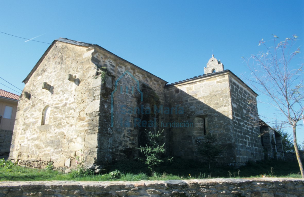 Vista del exterior de la iglesia desde el lado noreste