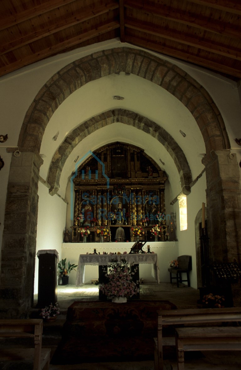 Vista del interior de la iglesia hacia la cabecera