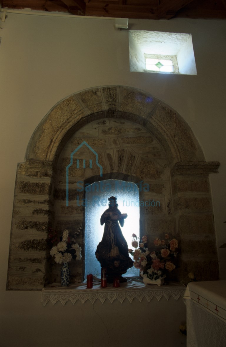 Vista de una de las ventanas en el interior de la iglesia