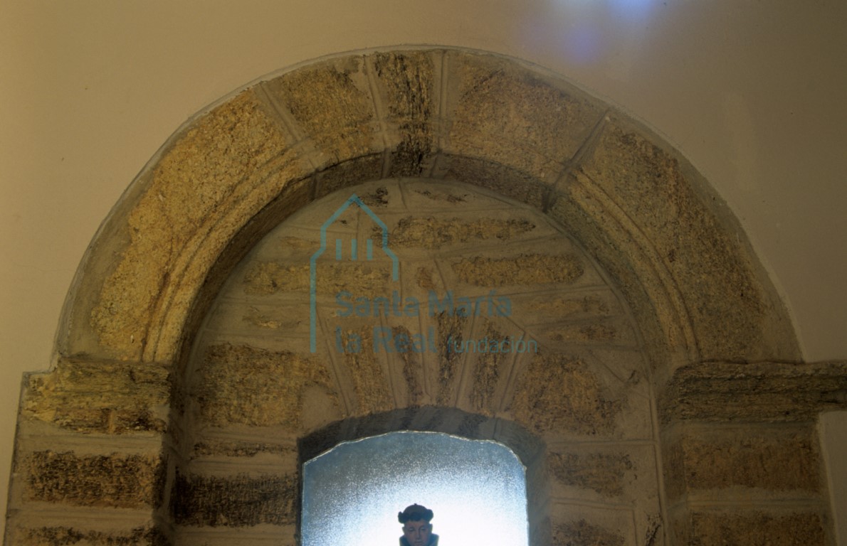 Detalle del arco de una ventana en el interior de la iglesia