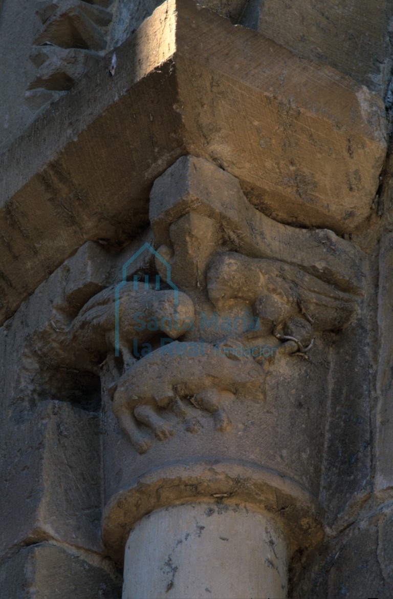 Capitel de ventana del ábside de la nave del evangelio