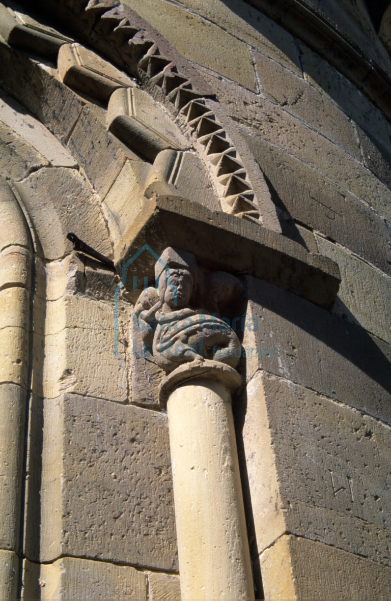 Detalle de la ventana del ábside norte