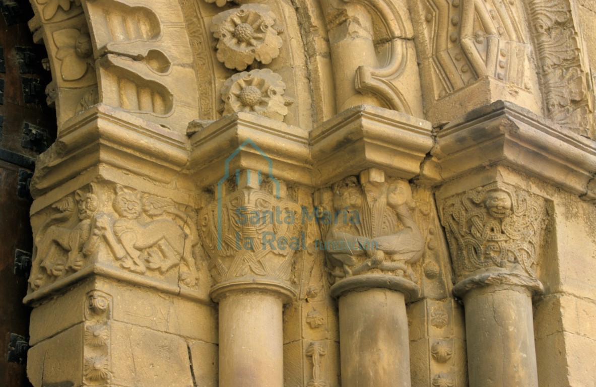 Capiteles del lado derecho de la portada norte