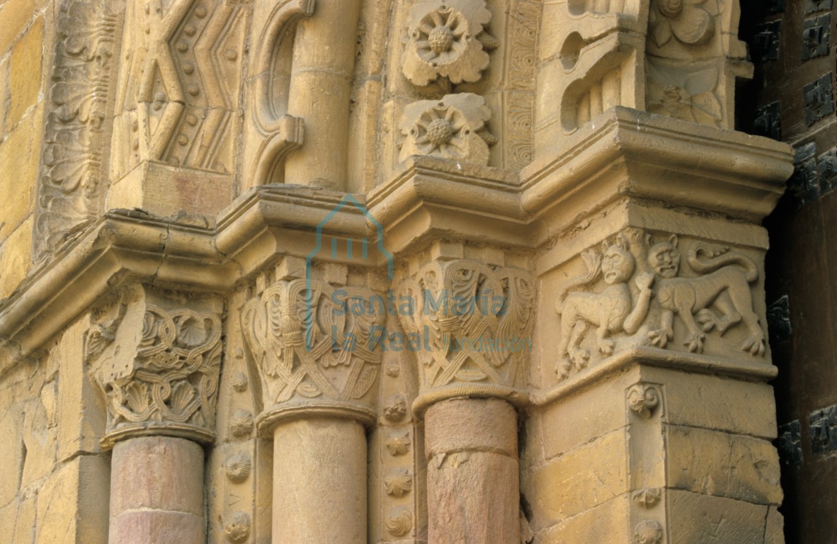 Capiteles del lado izquierdo de la portada norte