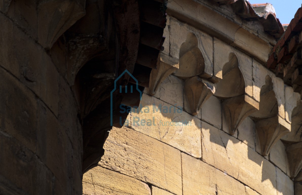 Detalle de la cornisa de la cabecera