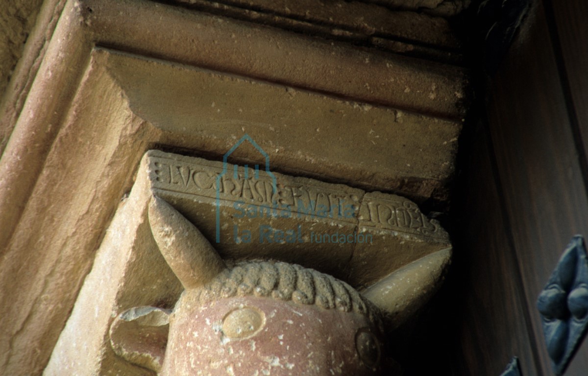 Detalle de la mocheta del lado izquierdo de la portada meridional. Evangelista Lucas bajo la forma de buey