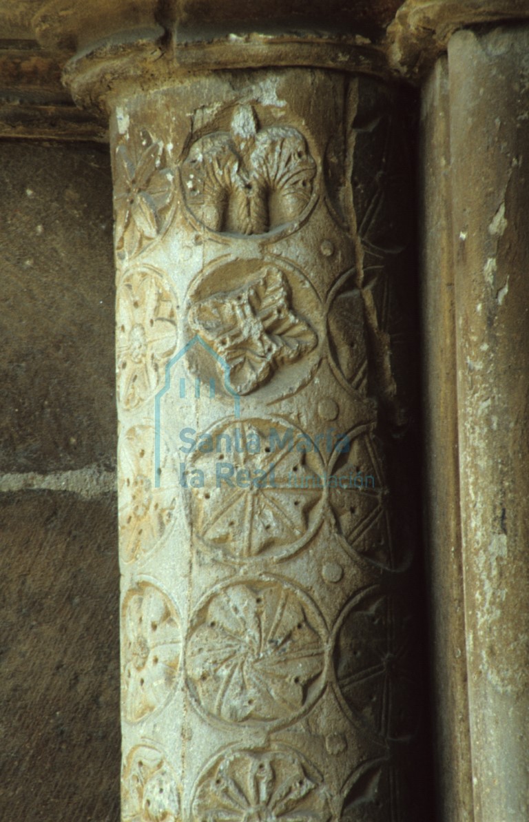 Detalle de una columna del lado izquierdo de la portada meridional