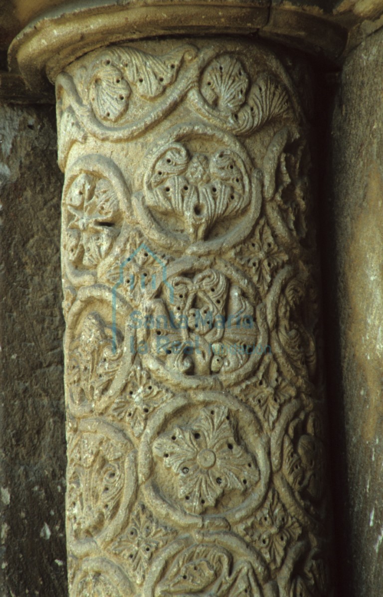 Detalle de una columna del lado izquierdo de la portada meridional