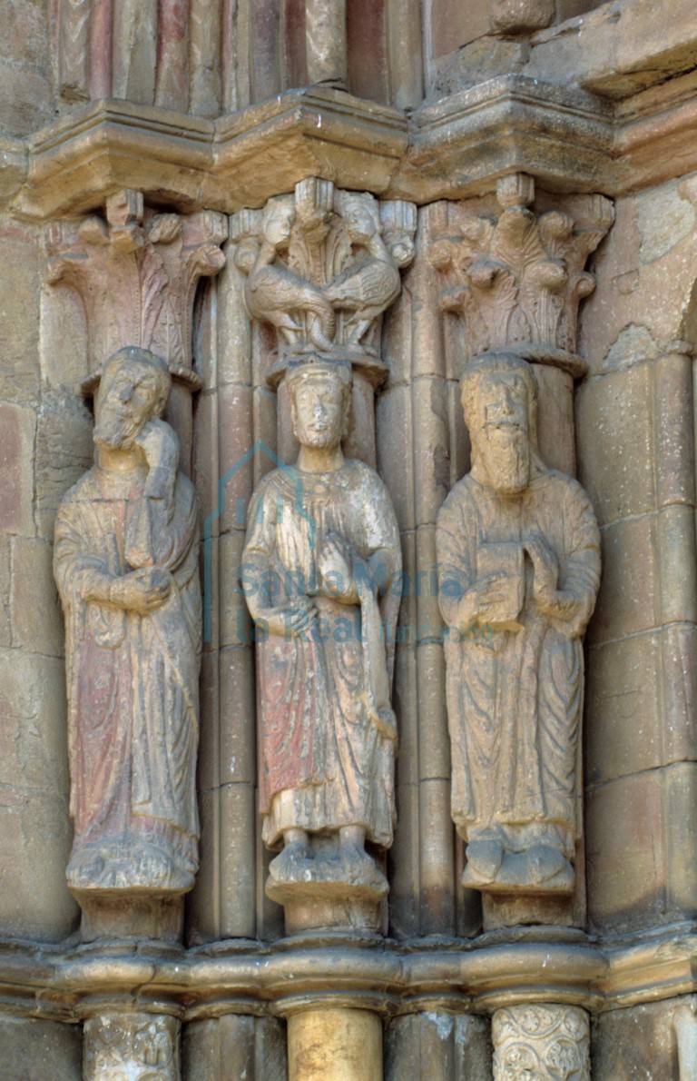Vista de las estatuas-columna del lado izquierdo de la portada meridional