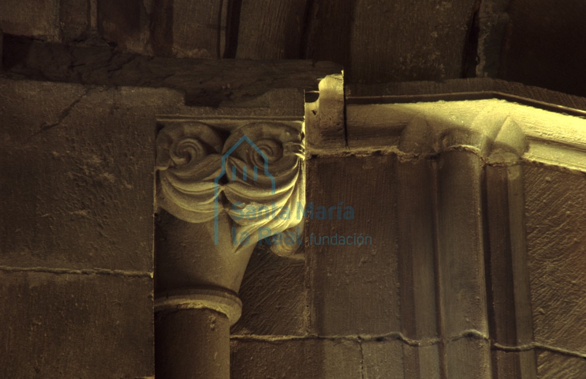 Detalle de un capitel en el interior de la iglesia