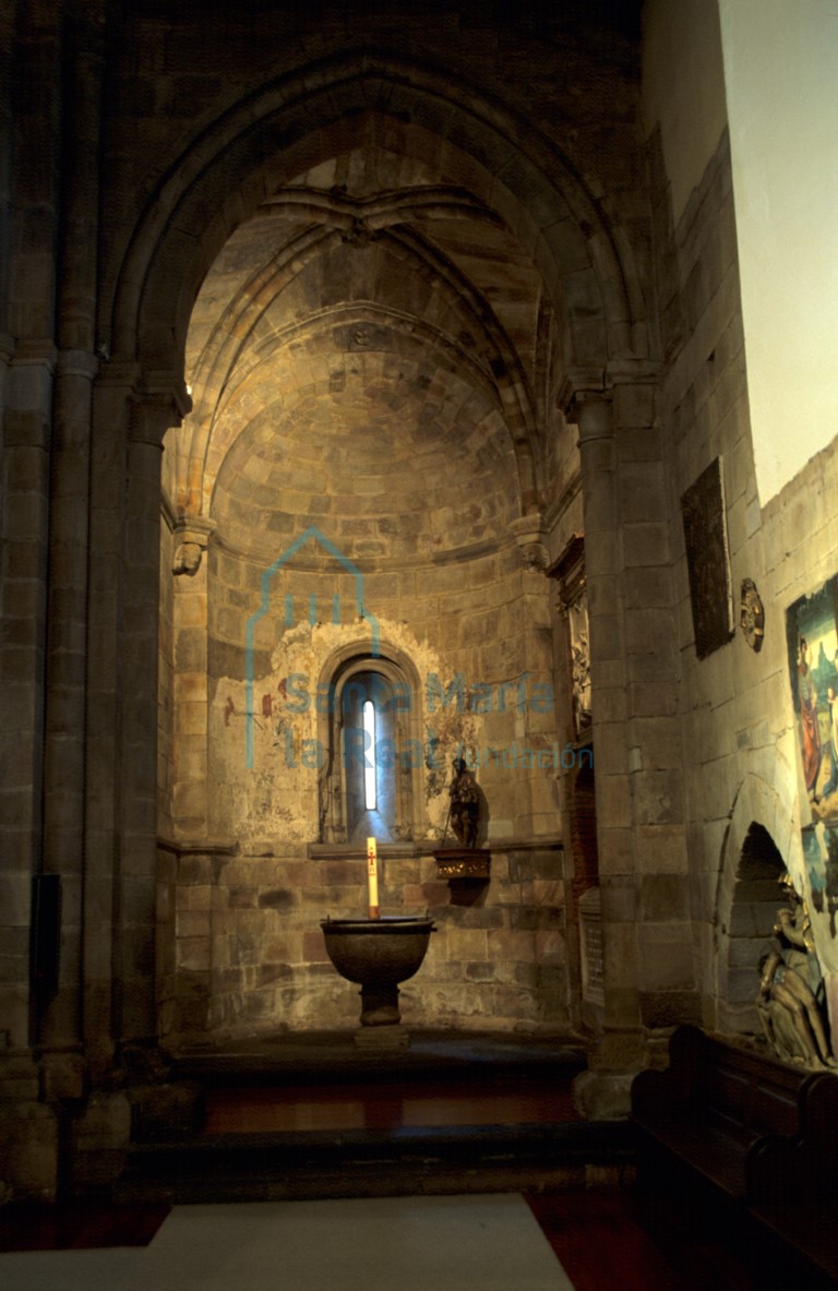 Vista de la cabecera de la nave de la epístola