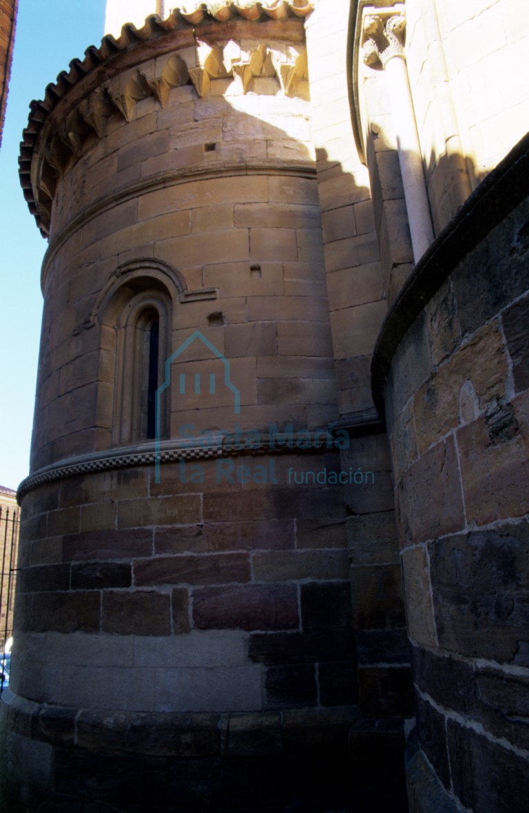 Detalle del exterior de la cabecera de la nave de la epístola