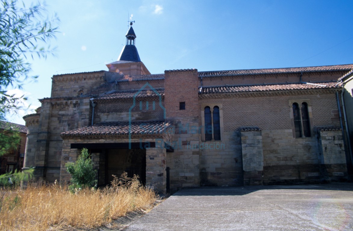 Vista del exterior del muro norte de la nave