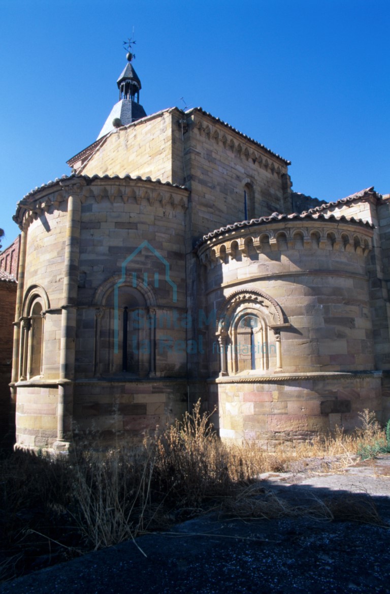Vista del exterior de las cabeceras de la nave central y del evangelio