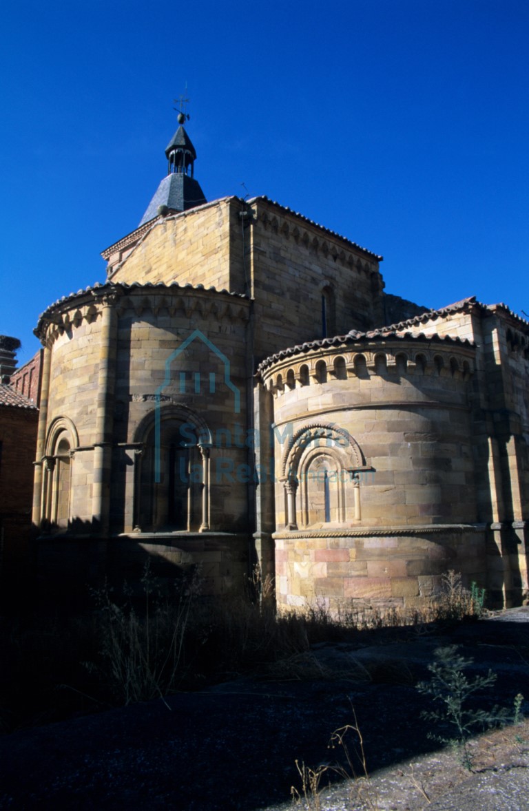 Vista del exterior de las cabeceras de la nave central y del evangelio