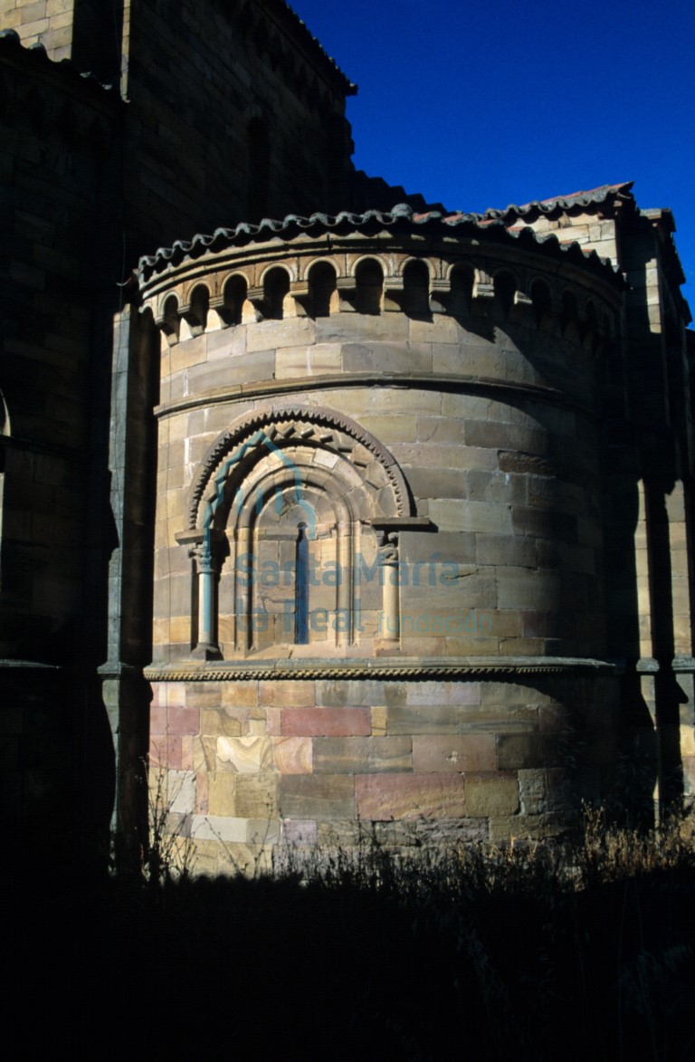 Vista del exterior de la cabecera de la nave del evangelio