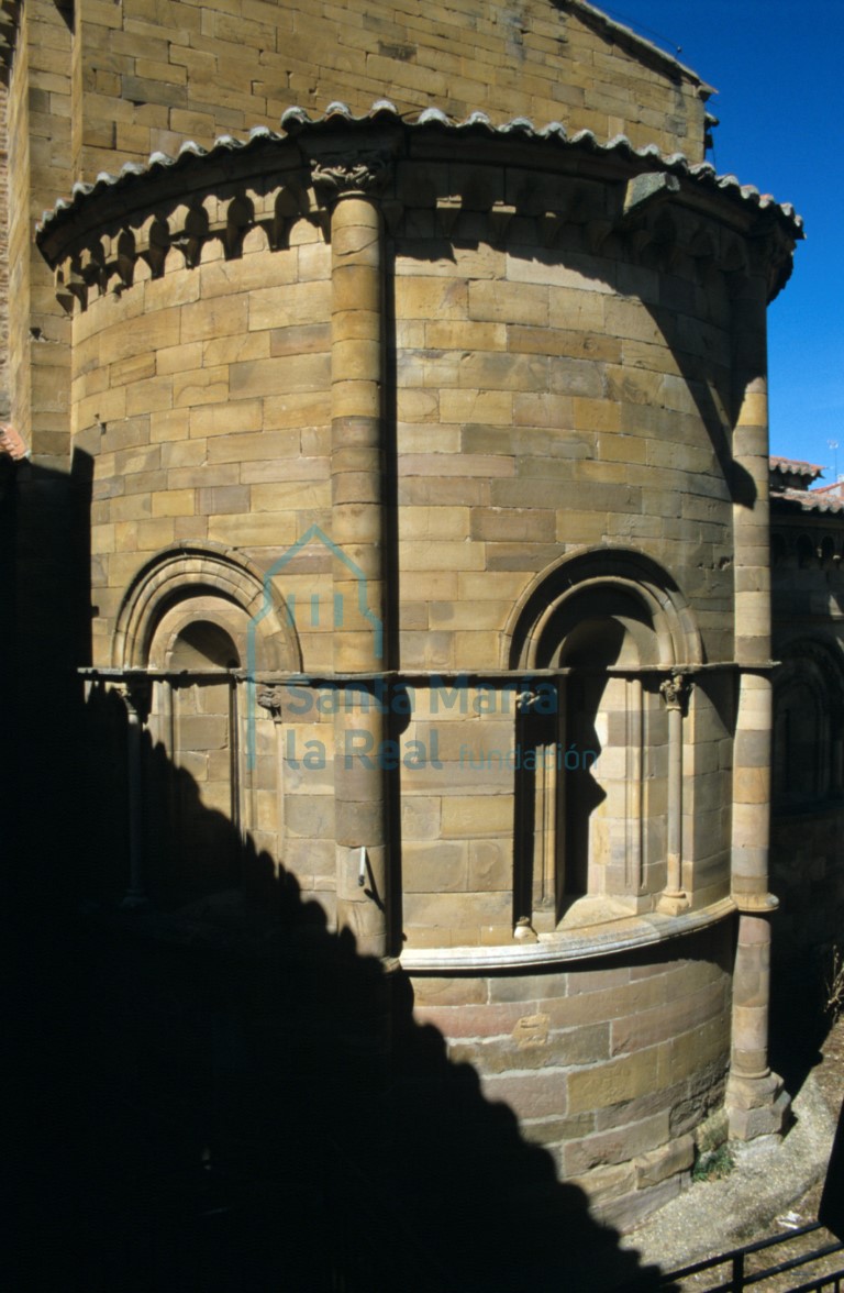 Vista del exterior de la cabecera de la nave central desde el sureste