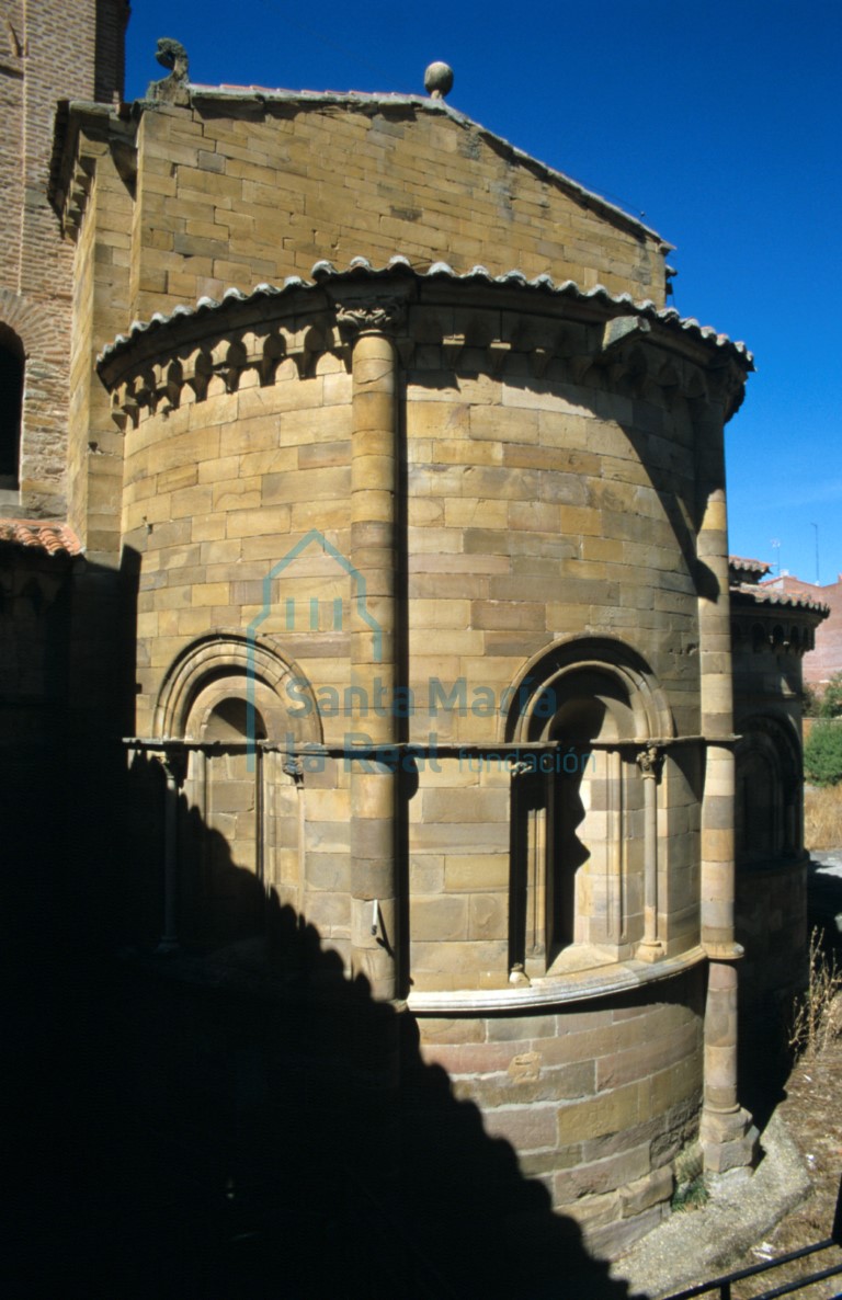 Vista del exterior de la cabecera de la nave central desde el sureste