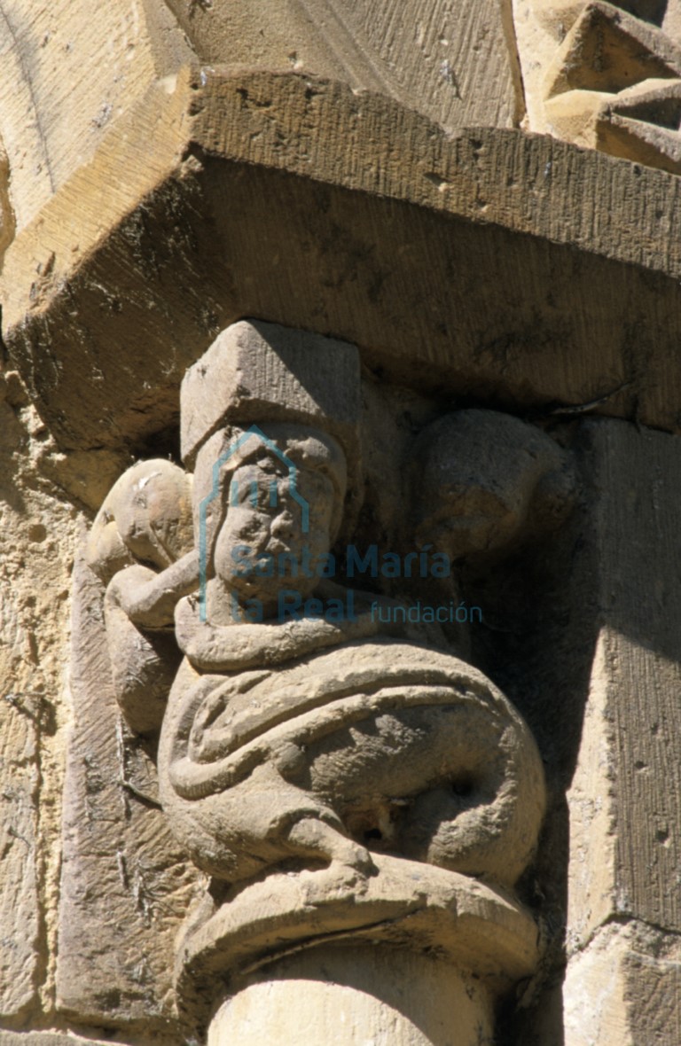 Detalle del capitel derecho en el exterior de la ventana del ábside del evangelio. Arpía-ave de cuerpo reptiliforme