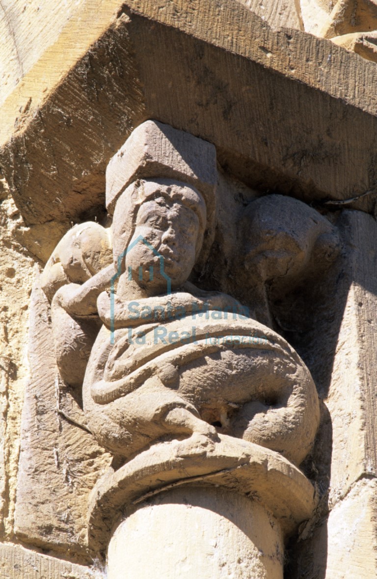 Detalle del capitel derecho en el exterior de la ventana del ábside del evangelio. Arpía-ave de cuerpo reptiliforme Detalle del capitel derecho en el exterior de la ventana del ábside del evangelio. Arpía-ave de cuerpo reptiliforme