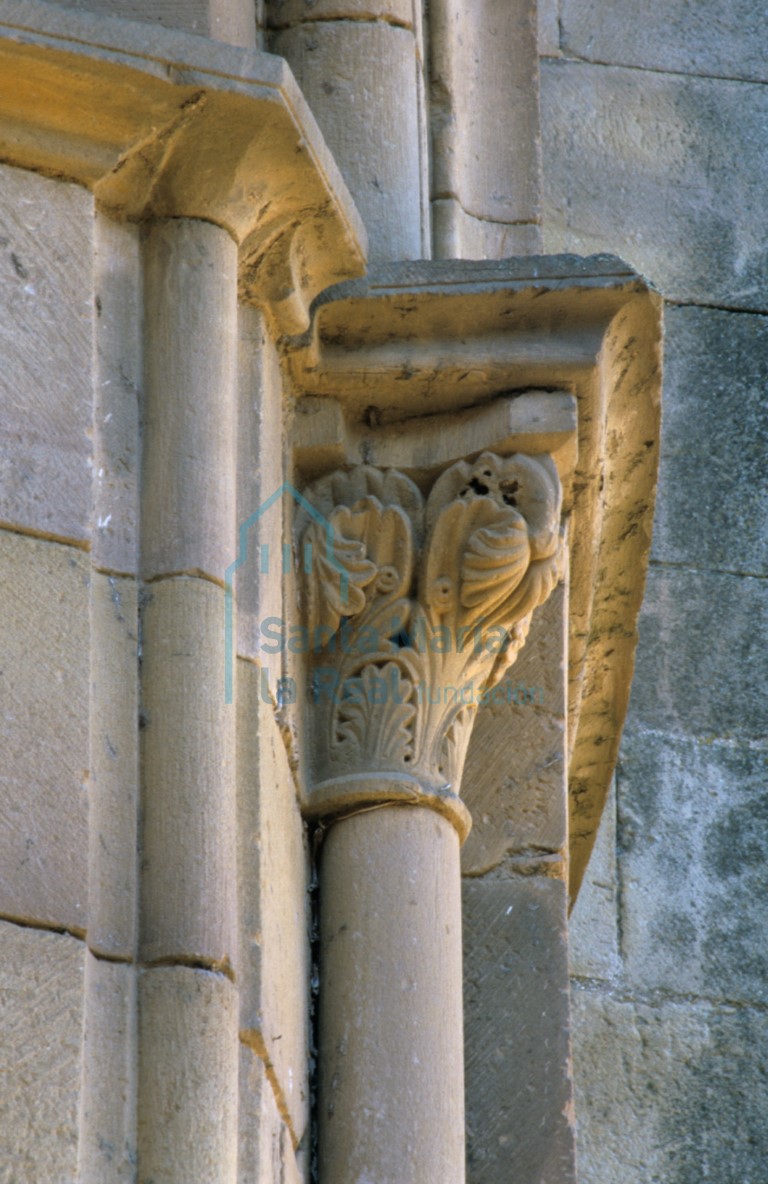 Detalle de un capitel en el exterior de la cabecera