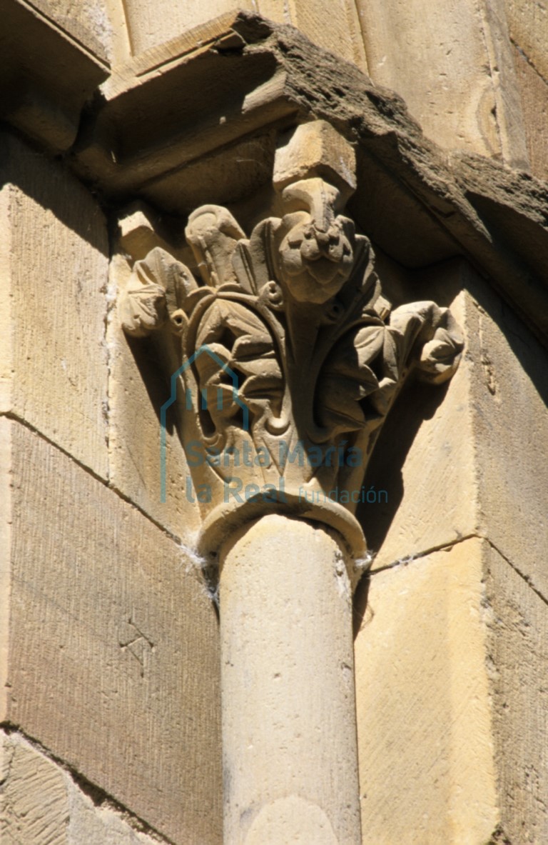 Detalle de un capitel en el exterior de una de las ventanas de la cabecera de la capilla central