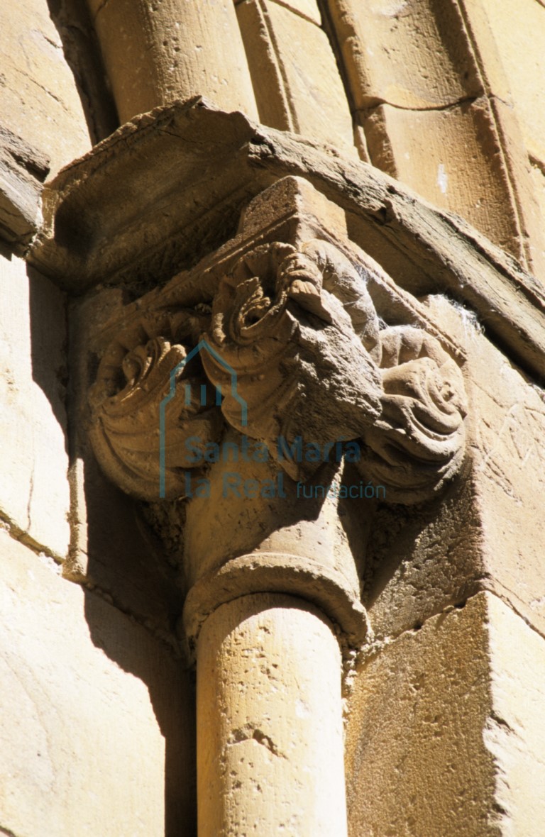 Detalle de un capitel en el exterior de una de las ventanas de la cabecera de la capilla central