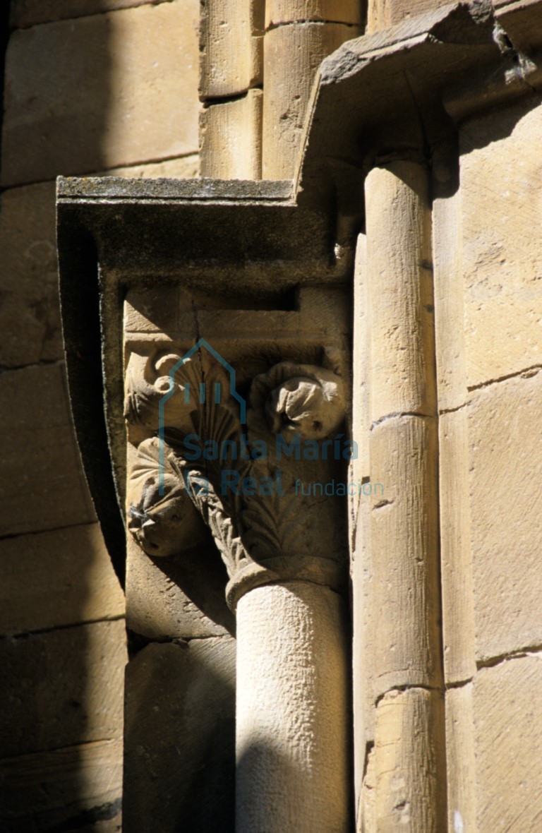 Detalle de un capitel en el exterior de una de las ventanas de la cabecera de la nave central Detalle de un capitel en el exterior de una de las ventanas de la cabecera de la nave central