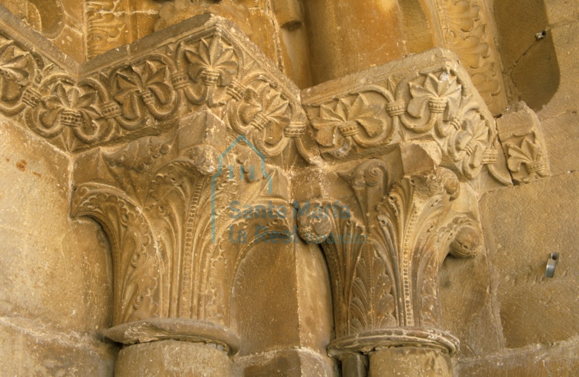 Detalle de los capiteles del lado derecho de la portada septentrional