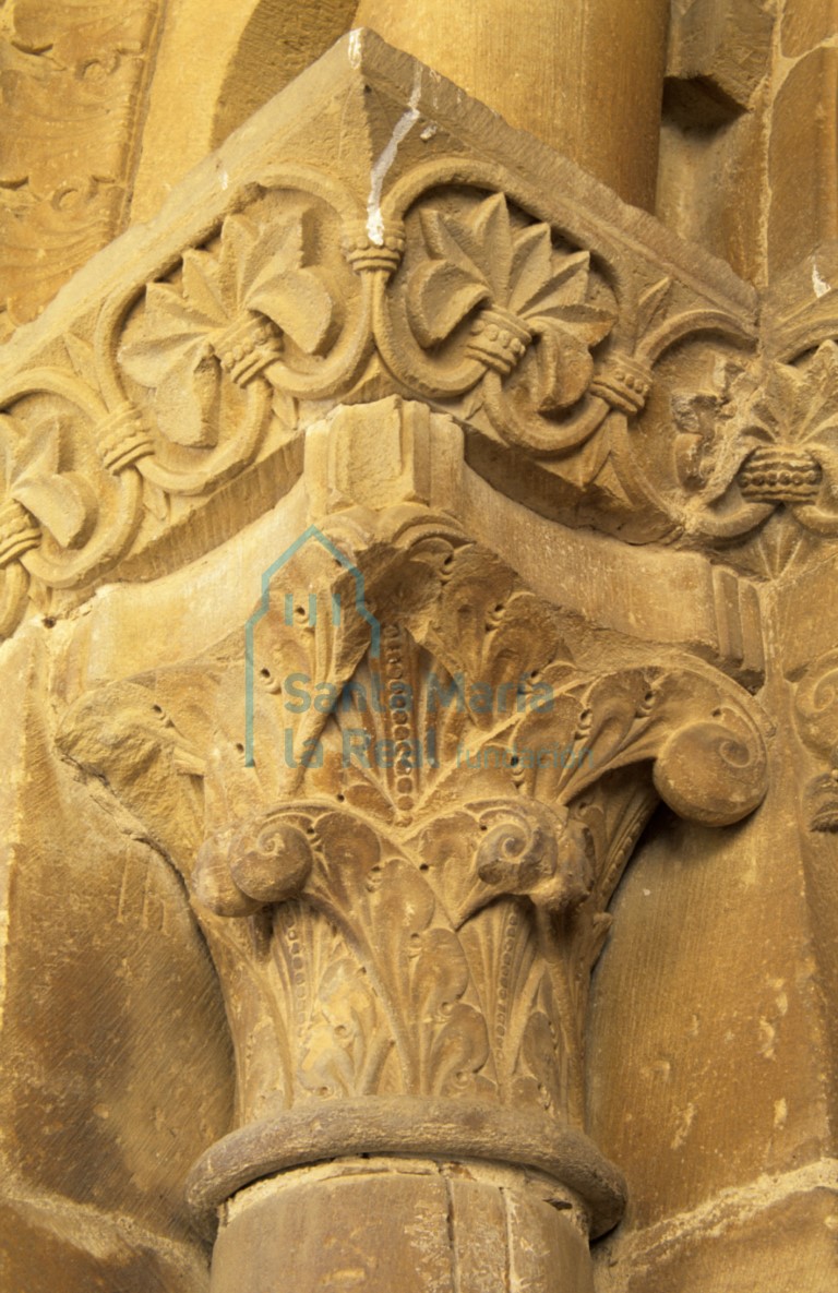 Detalle del capitel exterior del lado izquierdo de la portada septentrional