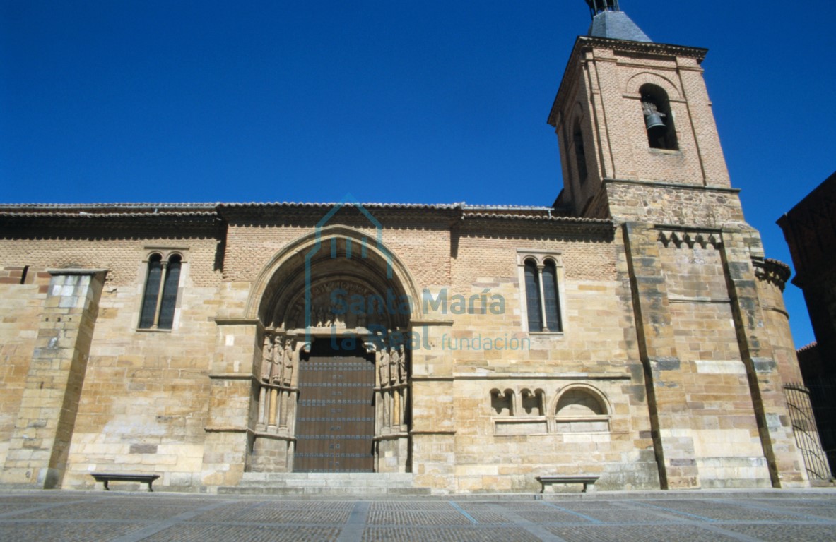 Exterior de la iglesia vista desde el sur
