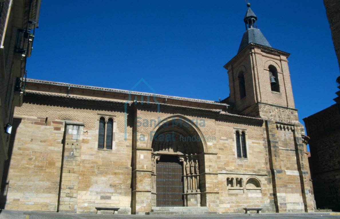 Exterior de la iglesia vista desde el sur