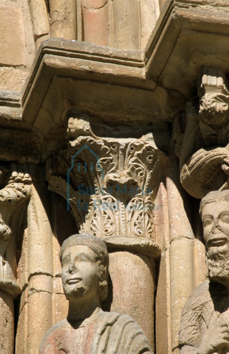 Detalle del capitel central del lado derecho de la portada meridional sobre la cabeza del rey David