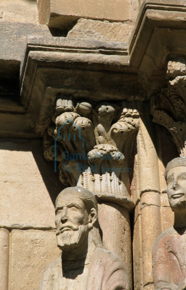Detalle del capitel interior del lado derecho de la portada meridional sobre la cabeza de Moises