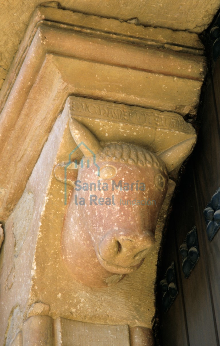 Mocheta con la representación de Lucas-buey, en la jamba izquierda de la portada meridional