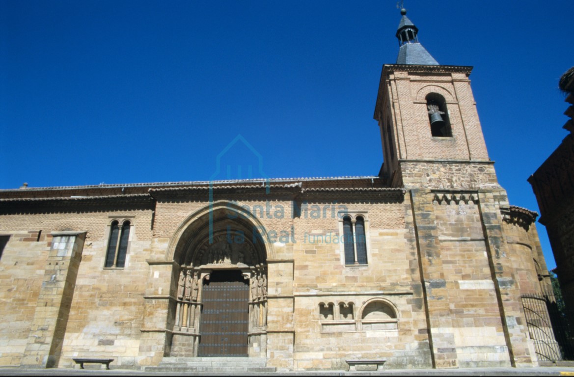 Vista de la fachada meridional de la iglesia