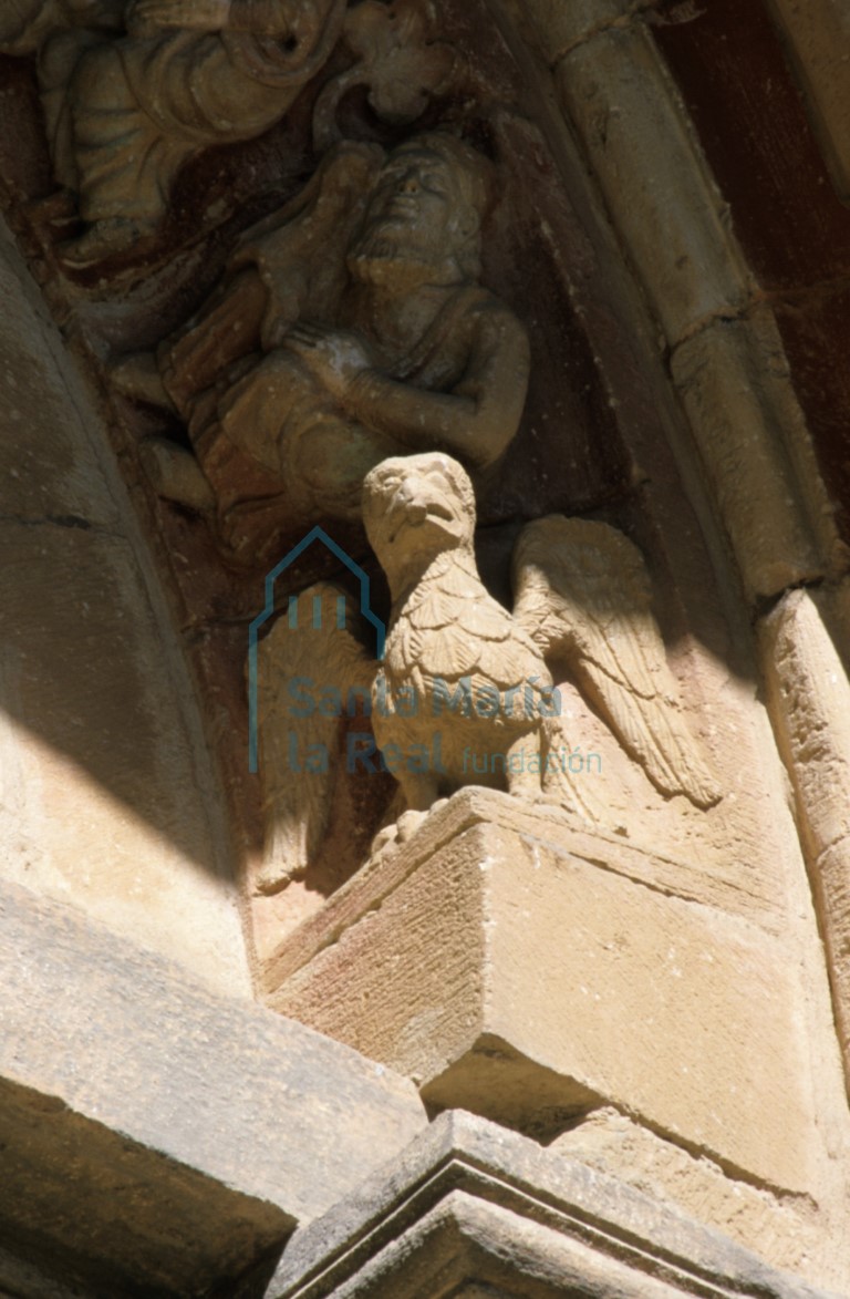 Detalle del salmer derecho de la portada meridional. Águila con las alas abiertas