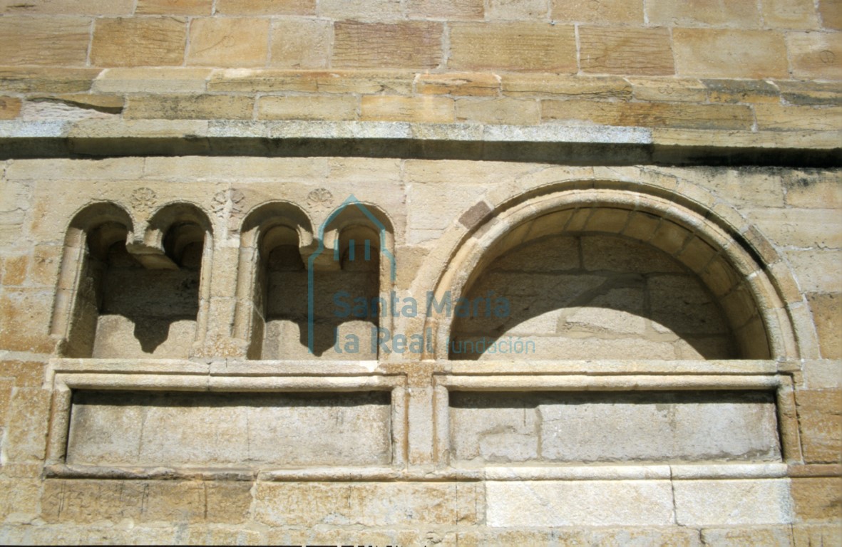 Lucillos sepulcrales a la derecha de la portada meridional