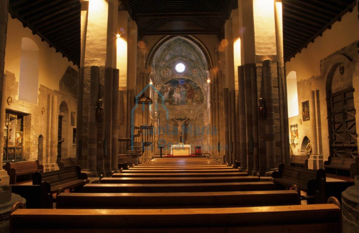 Vista del interior de la iglesia hacia la cabecera