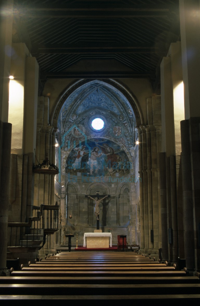 Vista del interior de la capilla mayor hacia la cabecera